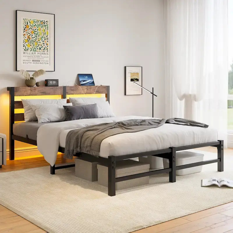 Letto matrimoniale moderno in metallo beige e marrone con testiera in legno, luci RGB e ripiano portaoggetti per camera da letto