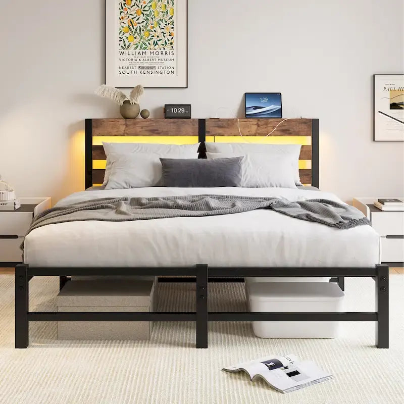 Letto matrimoniale moderno in metallo beige e marrone con testiera in legno, luci RGB e ripiano portaoggetti per camera da letto