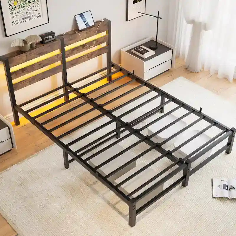 Letto matrimoniale moderno in metallo beige e marrone con testiera in legno, luci RGB e ripiano portaoggetti per camera da letto