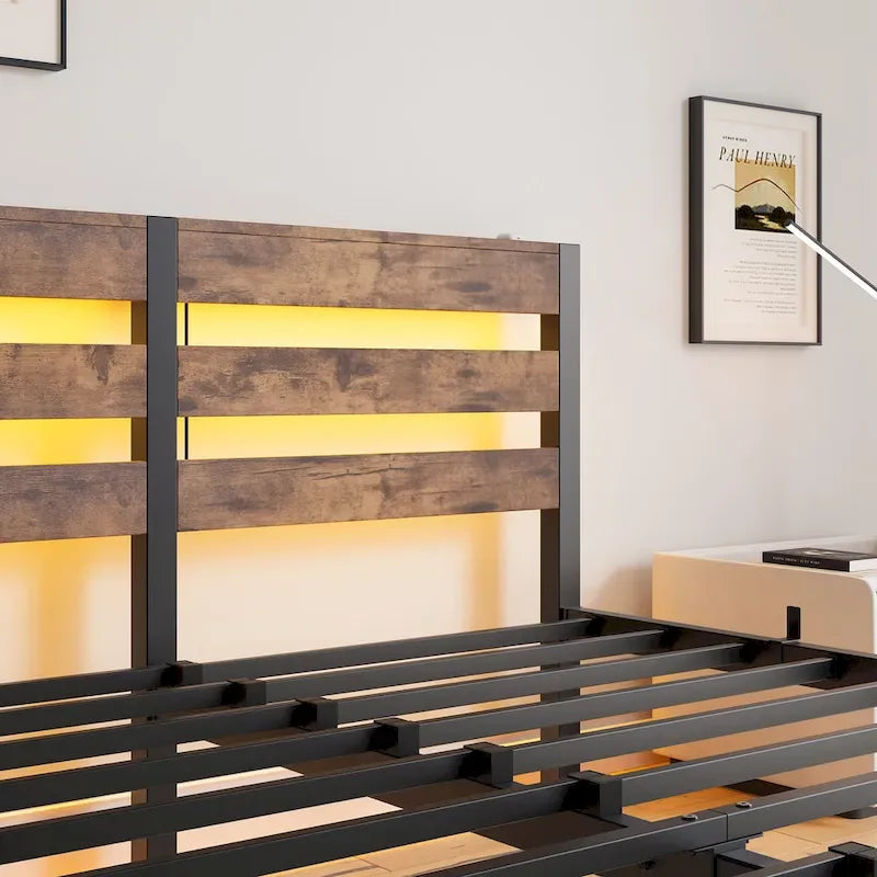Letto matrimoniale moderno in metallo beige e marrone con testiera in legno, luci RGB e ripiano portaoggetti per camera da letto