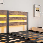 Letto matrimoniale moderno in metallo beige e marrone con testiera in legno, luci RGB e ripiano portaoggetti per camera da letto