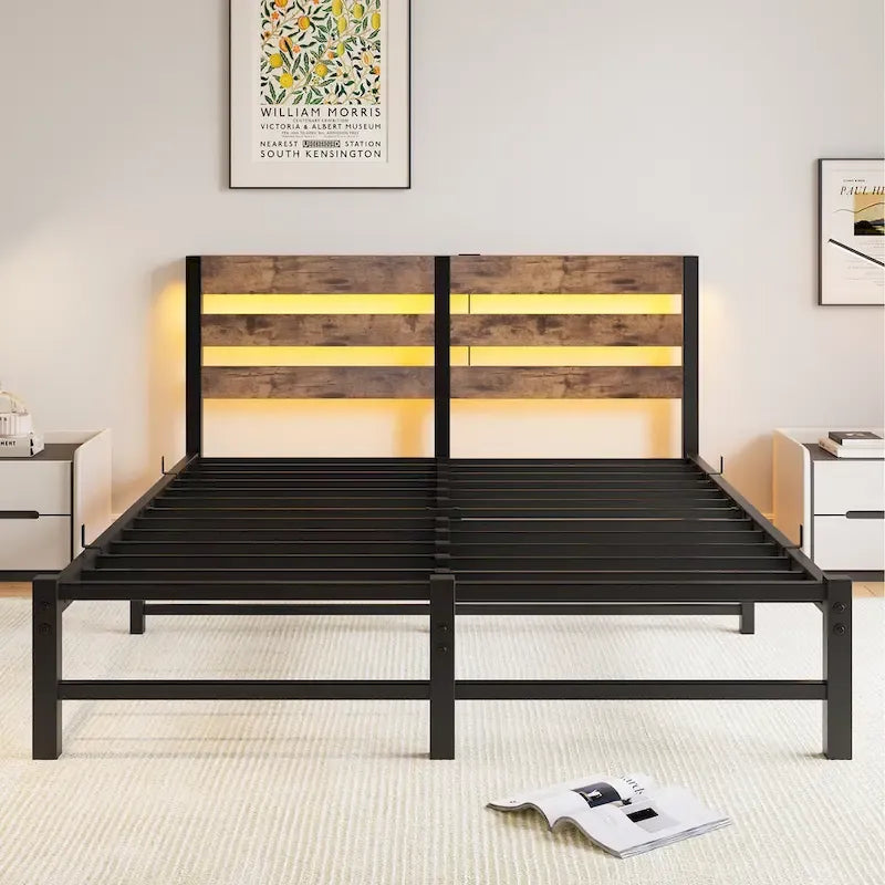 Letto matrimoniale moderno in metallo beige e marrone con testiera in legno, luci RGB e ripiano portaoggetti per camera da letto