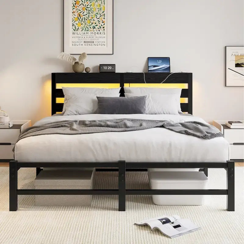 Letto matrimoniale moderno in metallo nero con testiera in legno e luci RGB