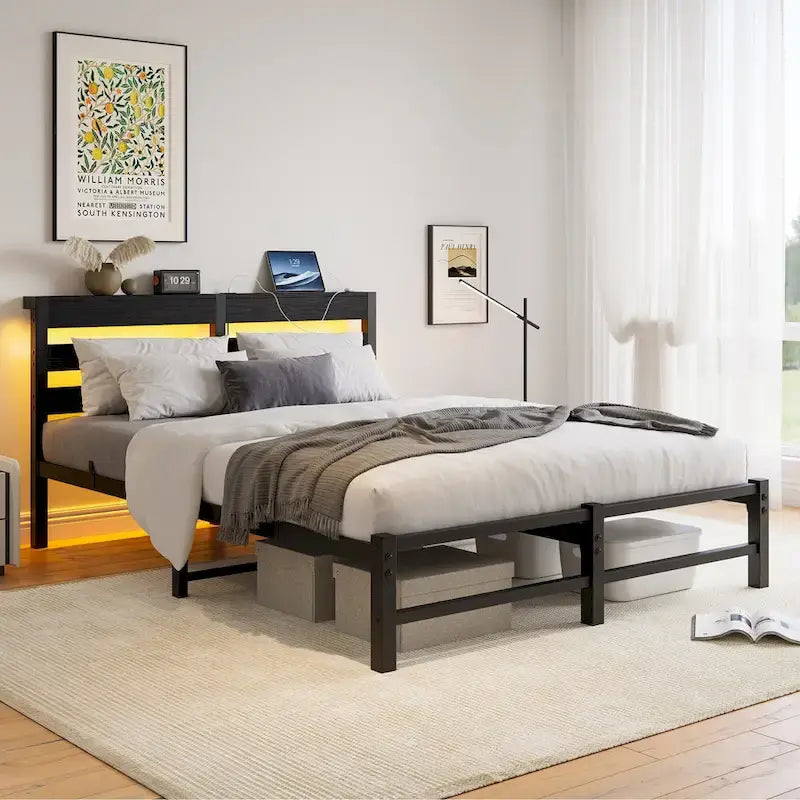 Letto matrimoniale moderno in metallo nero con testiera in legno e luci RGB