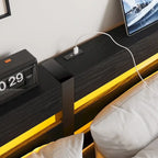 Letto matrimoniale moderno in metallo nero con testiera in legno e luci RGB