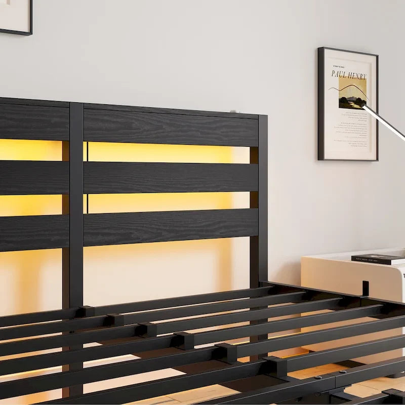 Letto matrimoniale moderno in metallo nero con testiera in legno e luci RGB