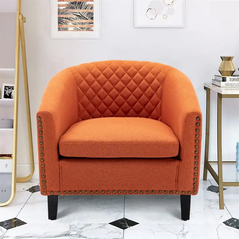 Poltrona a barilotto Accent, sedia da salotto con borchie e gambe in legno massiccio