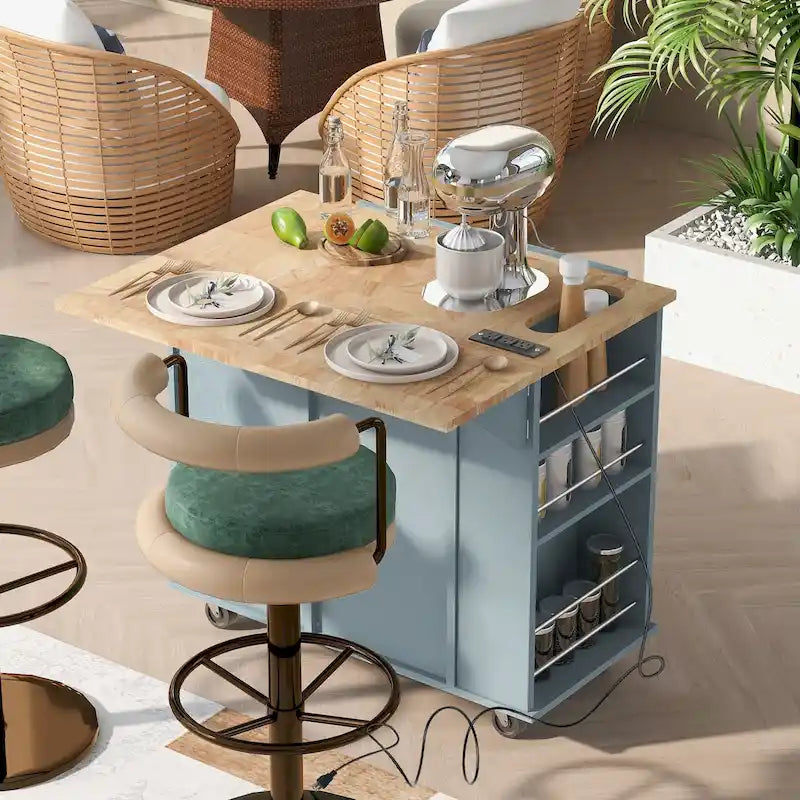 Isola da cucina con vano contenitore, anta a ribalta e presa di corrente
